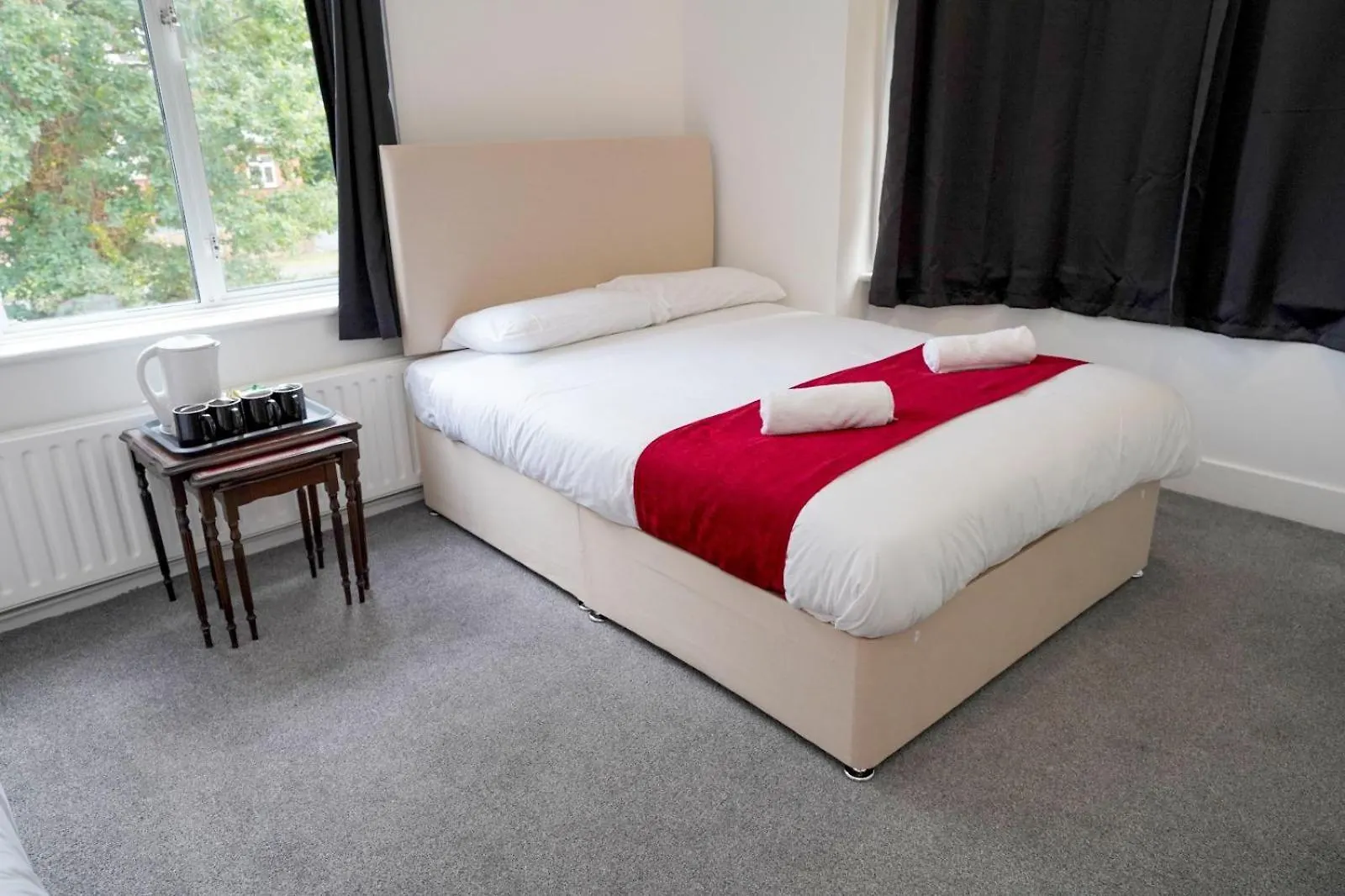 The Lodge By Birchwood Horley