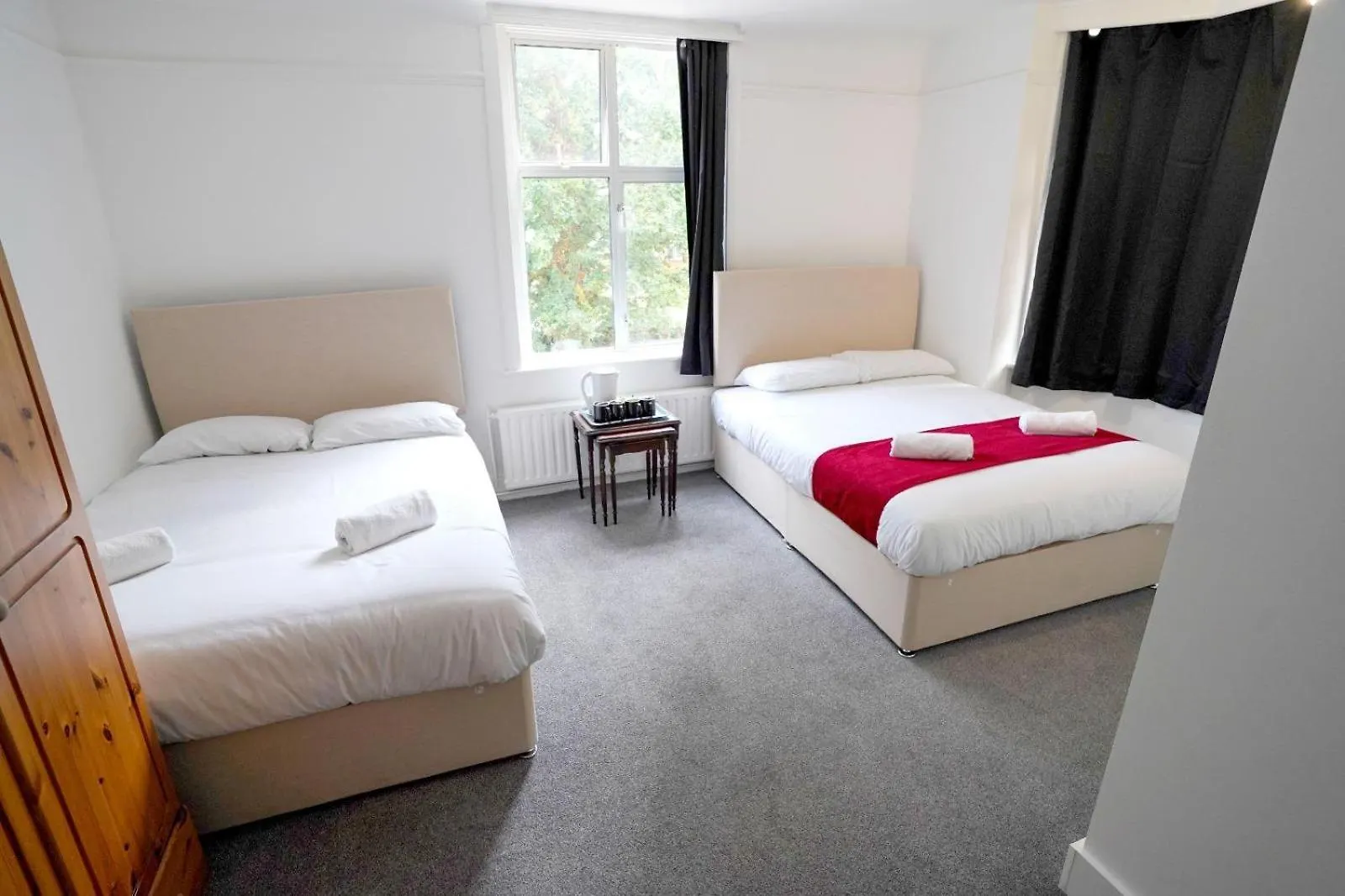 The Lodge By Birchwood Horley