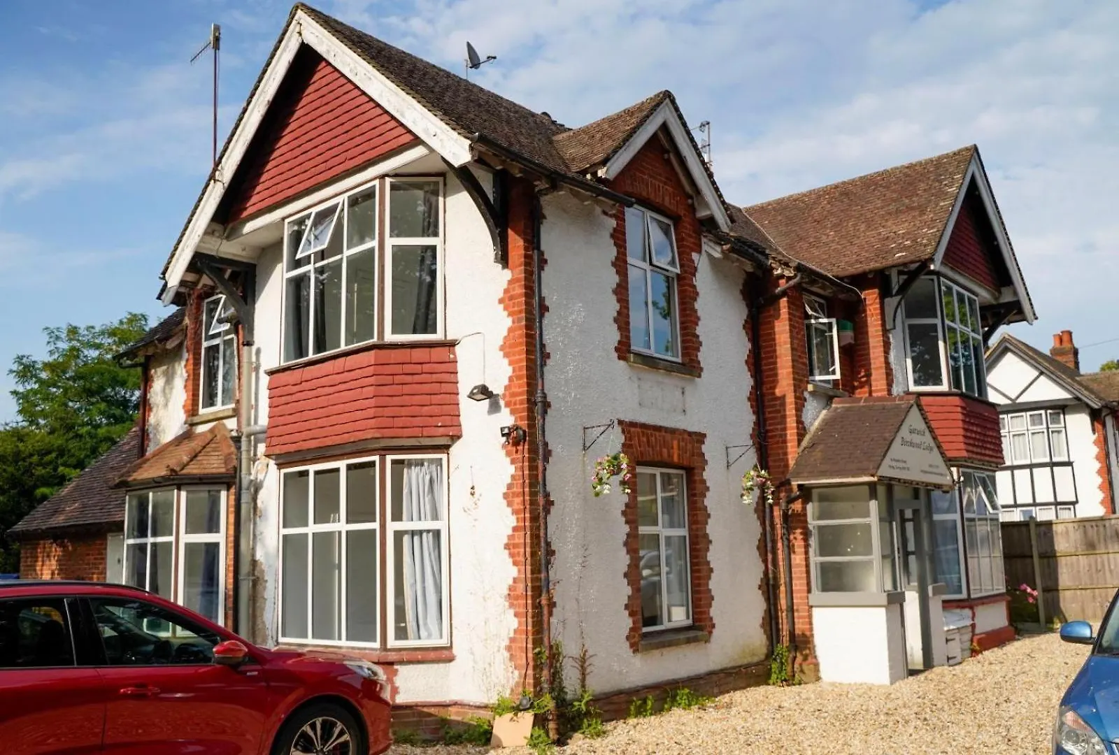 The Lodge By Birchwood Horley