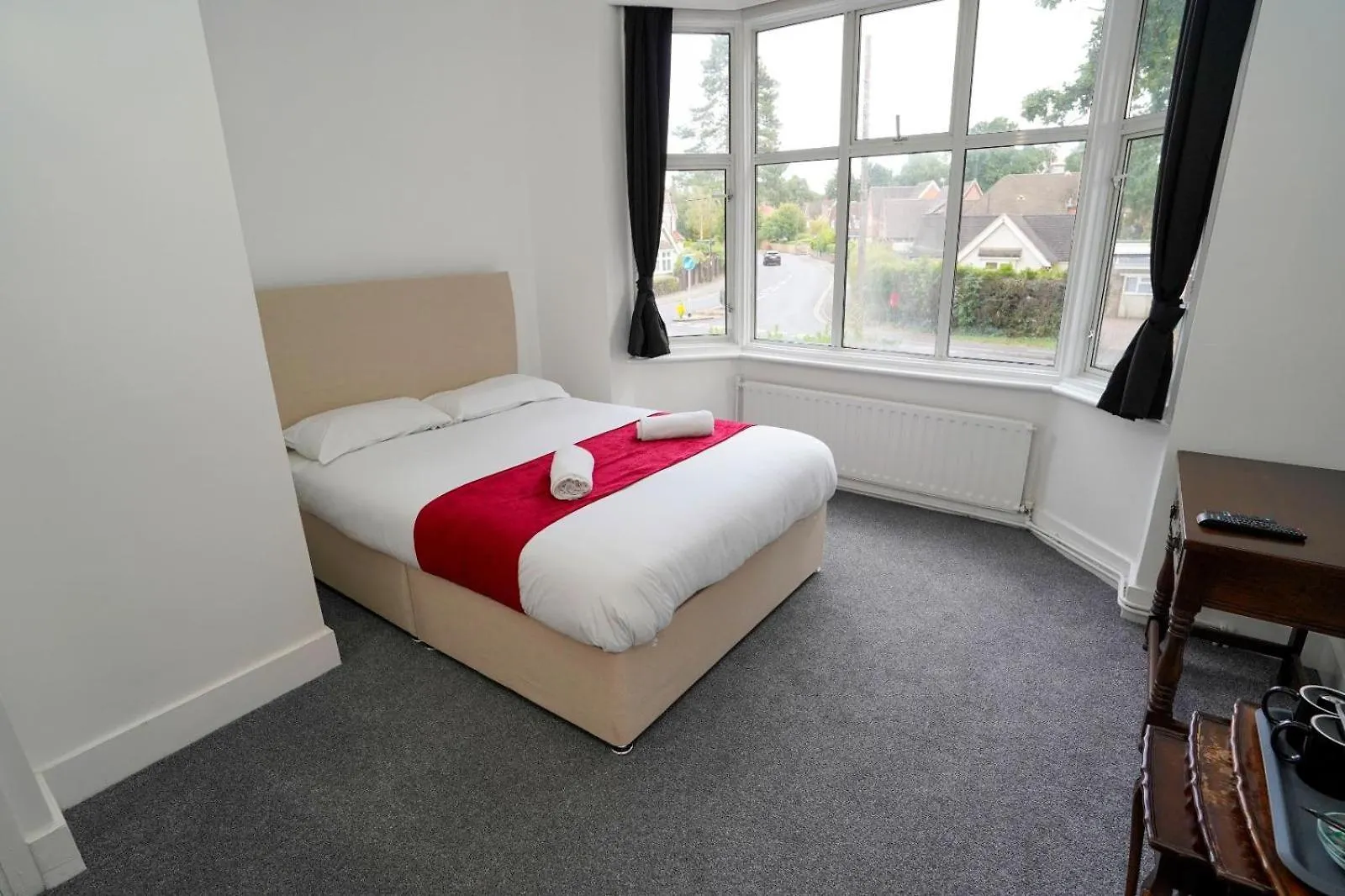 The Lodge By Birchwood Horley