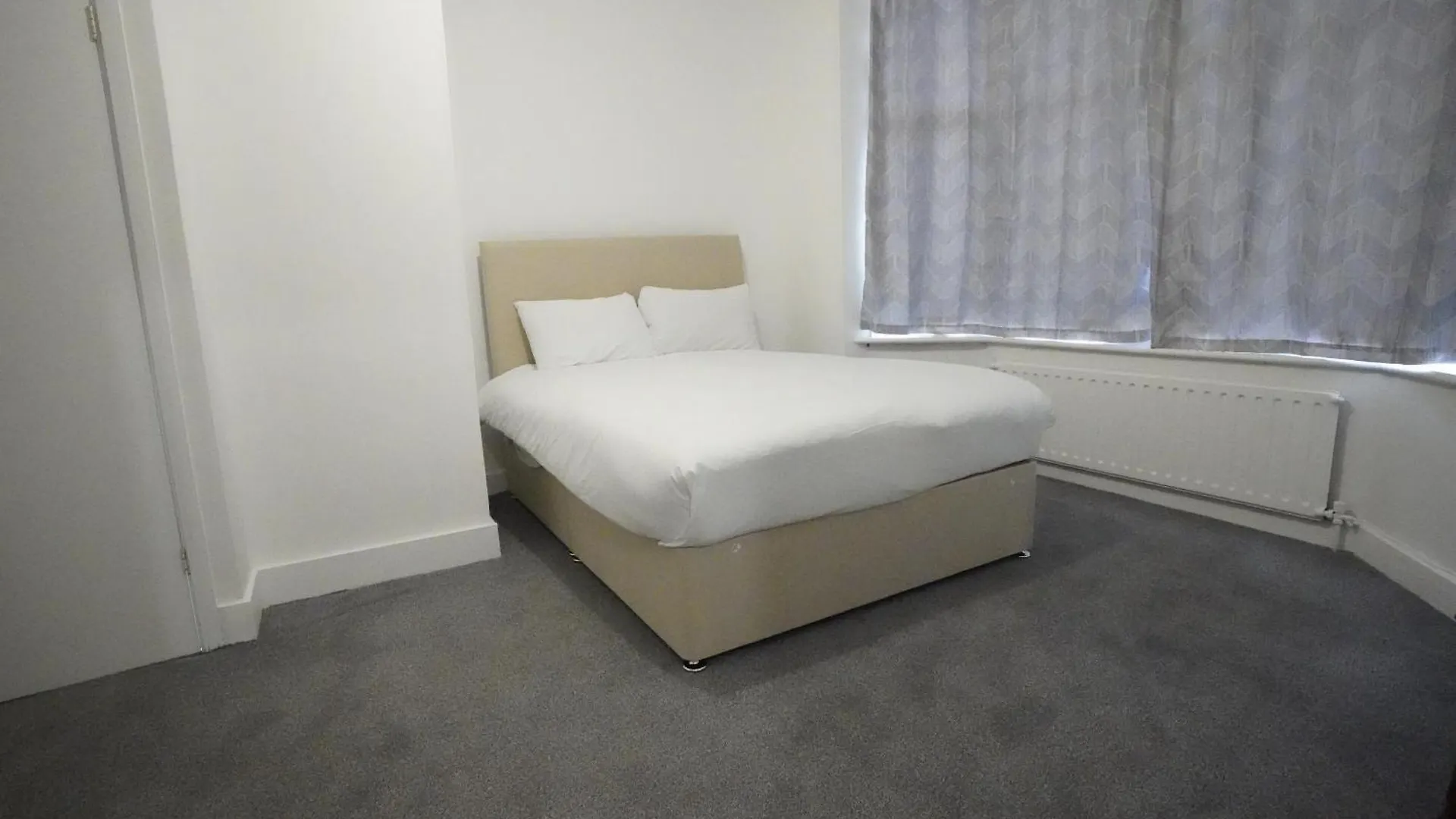 The Lodge By Birchwood Horley 0*,