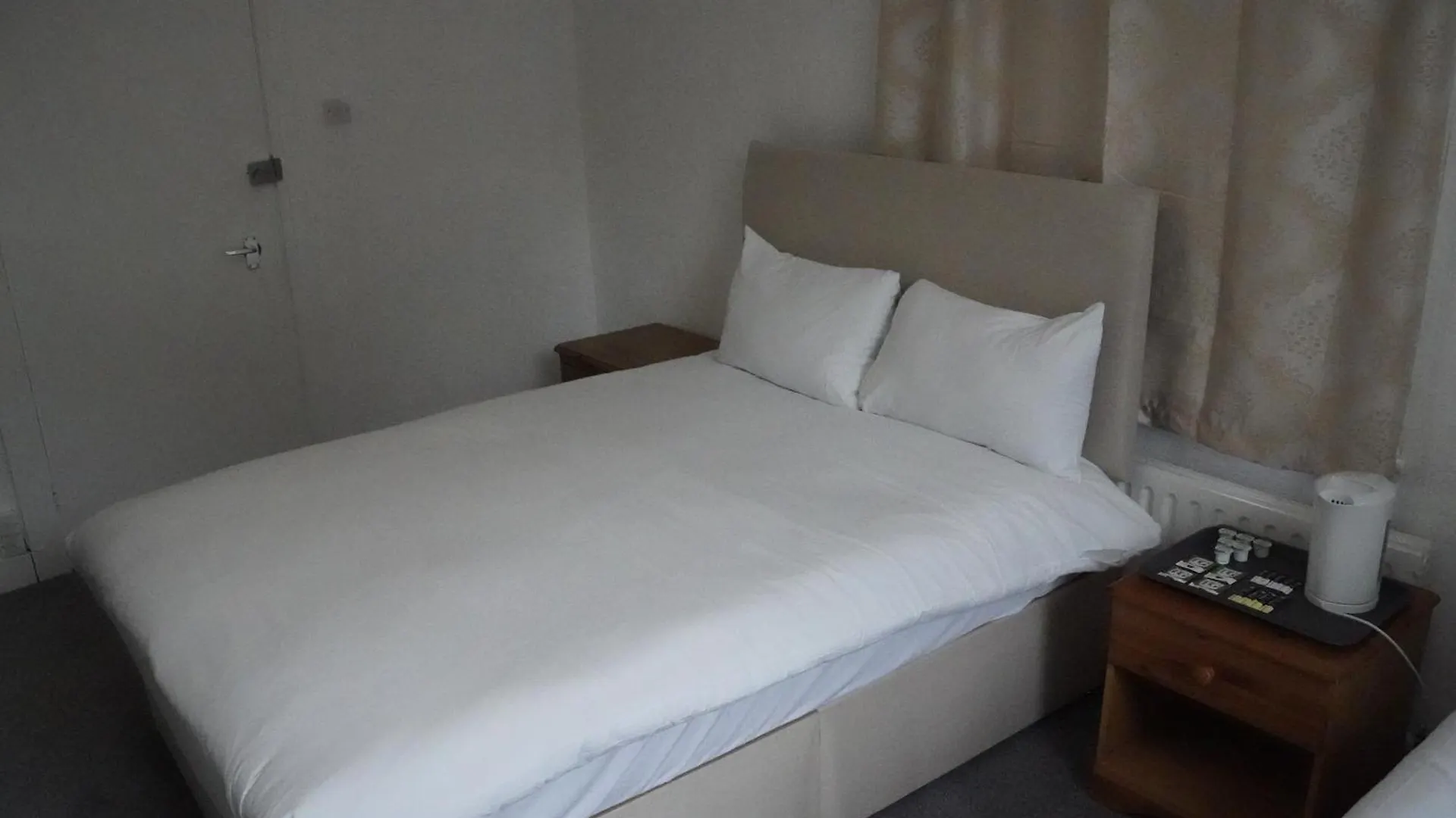The Lodge By Birchwood Horley Bed and breakfast